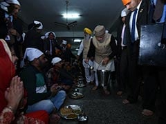 PM Modi Vists Golden Temple, Serve 'Langar'