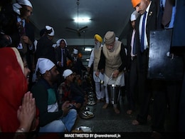 PM Modi Vists Golden Temple, Serve 'Langar' PM Modi Vists Golden Temple, Serve 'Langar'