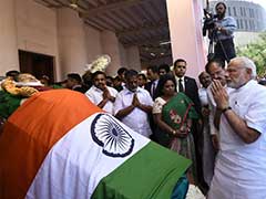 Tamil Nadu Chief Minister O Panneerselvam Breaks Down As PM Modi Pays Tribute To Jayalalithaa