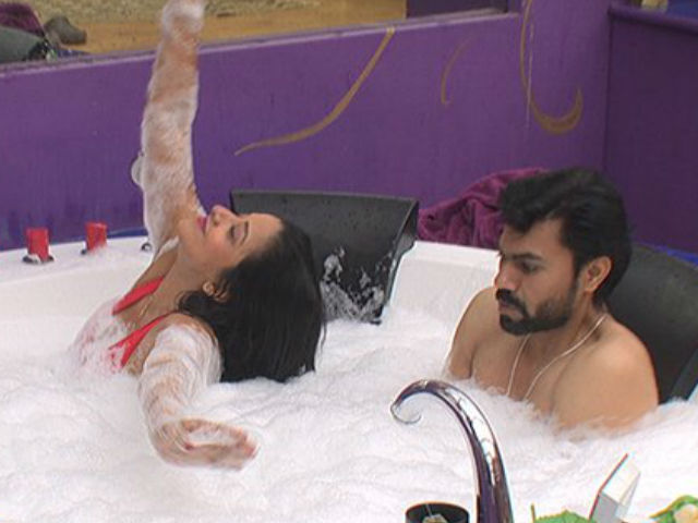 <i>Bigg Boss 10</i>: Monalisa And Gaurav Chopra In The Jacuzzi - Wait. What? Why?