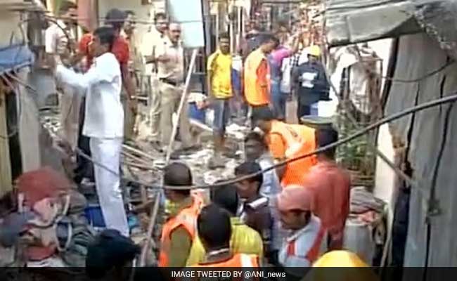 मुंबई के मनखुर्द इलाके में मकान गिरा-3 मरे, कई घायल