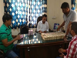 शिवसेना पार्षद की गाड़ी से मिली 1.10 करोड़ रुपये की नकदी, जिनमें 47 लाख के 2000 के नए नोट शिवसेना पार्षद की गाड़ी से मिली 1.10 करोड़ रुपये की नकदी, जिनमें 47 लाख के 2000 के नए नोट