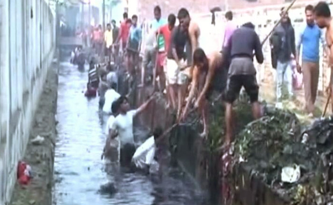 यूपी : सफाई कर्मचारियों के लिए ये कैसी परीक्षा, ऐसे करवाई नाले की सफाई, पीजी डिग्री धारक भी थे शामिल