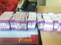 गुजरात : सूरत में होंडा कार के अंदर मिले 76 लाख रुपये के 2,000 के नए नोट