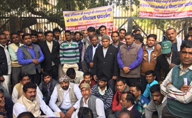 नोएडा :  वेतन नहीं मिलने से गुस्साए 4600 कर्मी हड़ताल पर, शहर में लगे कूड़े के अंबार नोएडा :  वेतन नहीं मिलने से गुस्साए 4600 कर्मी हड़ताल पर, शहर में लगे कूड़े के अंबार