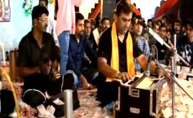 VIDEO: गुजरात के नवसारी में नोटों की बरसात,  भजन कार्यक्रम में उड़ाए गए डेढ़ करोड़ रुपये