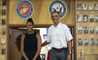 The Latest: Obamas Cheered on Arrival at Waikiki Restaurant