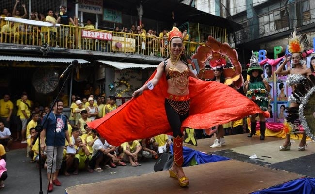 Inmates Bring Christmas Cheer To Philippine Prison With Beauty Pageant