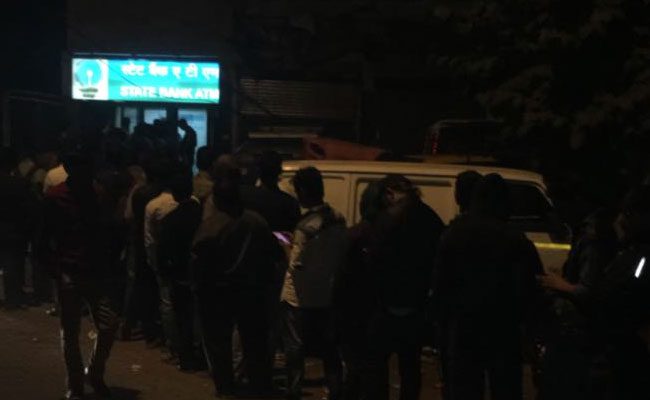 फोटो : रात में भी कम नहीं हो रहीं एटीएम के बाहर कतारें