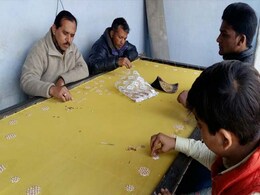 रामपुर के ज़री कारीगरों का दर्द - 'मोदी जी को क्या पता... हमारा क्या हाल है?' रामपुर के ज़री कारीगरों का दर्द - 'मोदी जी को क्या पता... हमारा क्या हाल है?'