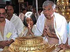 श्रीलंका के प्रधानमंत्री रानिल विक्रमसिंघे ने तिरुपति मंदिर में की पूजा-अर्चना