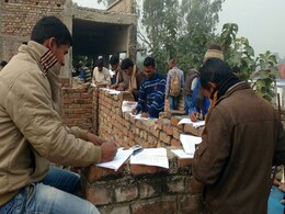 बिहार : आरबीएस कॉलेज तेयाय में छात्र खड़े होकर दे रहे हैं डिग्री की परीक्षा बिहार : आरबीएस कॉलेज तेयाय में छात्र खड़े होकर दे रहे हैं डिग्री की परीक्षा