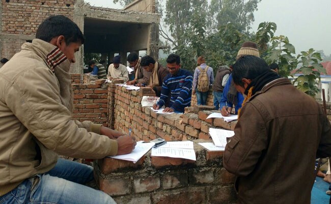 बिहार : आरबीएस कॉलेज तेयाय में छात्र खड़े होकर दे रहे हैं डिग्री की परीक्षा बिहार : आरबीएस कॉलेज तेयाय में छात्र खड़े होकर दे रहे हैं डिग्री की परीक्षा