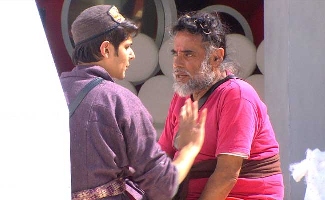 Bigg Boss 10 : टास्क से हुए बाहर, पर 'गंदा खेल' खेलने से बाज नहीं आए स्वामी ओम