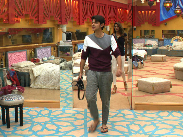 <I>Bigg Boss 10</i>, December 29, Written Update: Rohan Mehra Locks Himself In Washroom