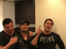 Sohail Khan's Birthday: Salman Khan Sings With Mika Singh At The Party