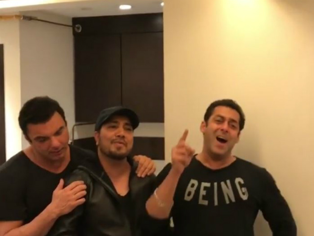 Sohail Khan's Birthday: Salman Khan Sings With Mika Singh At The Party