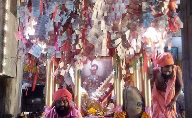 सातारा : भक्तों ने लुटाया धन, 56 लाख के नए नोटों की मालाओं से भरा रथ सातारा : भक्तों ने लुटाया धन, 56 लाख के नए नोटों की मालाओं से भरा रथ