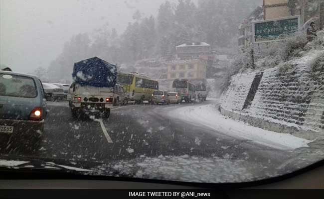 शिमला के पास कुफरी और नरकंडा में हल्की बर्फबारी, पर्यटकों का जमावड़ा