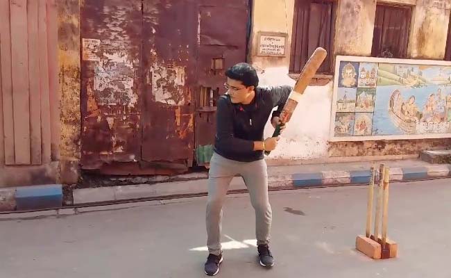 Sourav Ganguly Played <i>Gali</i> Cricket And The Videos Are Now Viral