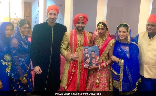 अपने भाई की शादी में पति के साथ पहुंची सनी लियोनी, सोशल मीडिया पर पोस्‍ट किए परिवार के साथ फोटो