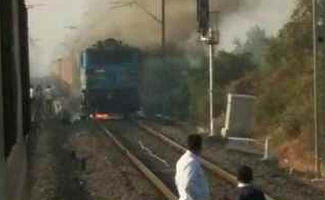 मुंबई अहमदाबाद रूट पर सूरत के पास मालगाड़ी के इंजन में आग, ट्रेनों पर असर
