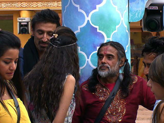 <I>Bigg Boss 10</i>: Priyanka Jagga Snaps At Swami Om, Brands Him '<i>Ganda Aadmi</i>'