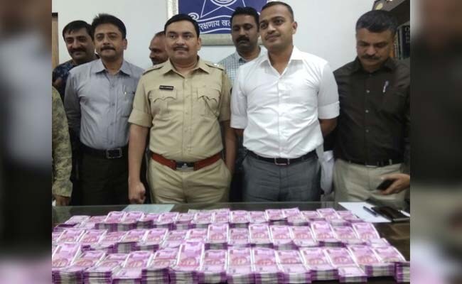 ठाणे में तीन लोगों से 2000 के नोटों में 1.40 करोड़ रुपये जब्त ठाणे में तीन लोगों से 2000 के नोटों में 1.40 करोड़ रुपये जब्त
