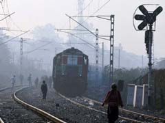 कोहरे और ठंड का कहर जारी, दिल्ली आने वाली 21 ट्रेनें छह घंटे तक लेट