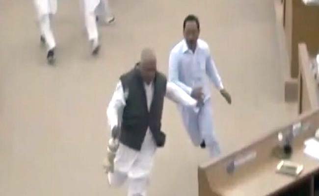 VIDEO: त्रिपुरा विधानसभा में पैदा हुई विचित्र स्थिति, तृणमूल विधायक अध्यक्ष की गदा लेकर भागे