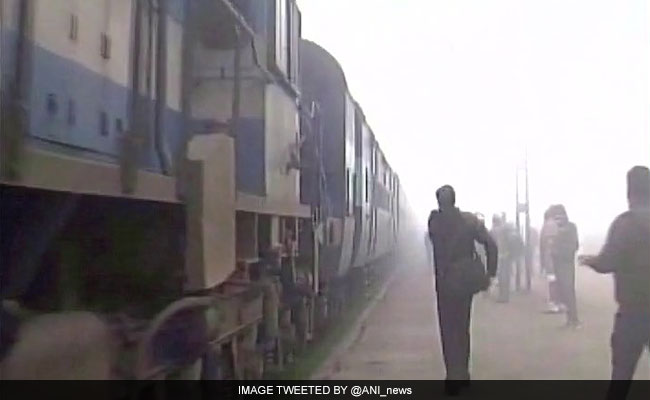 दिल्ली में छाया रहा कोहरा, 67 ट्रेनों के हुई देरी, विमानों की आवाजाही रही सामान्य
