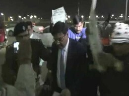 RBI Chief Urjit Patel Heckled By Congress Workers At Kolkata Airport RBI Chief Urjit Patel Heckled By Congress Workers At Kolkata Airport