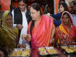 हैपी रक्षाबंधन : मुख्यमंत्री वसुंधरा राजे ने अपनी सुरक्षा करने वाले कमांडोज को बांधी राखी हैपी रक्षाबंधन : मुख्यमंत्री वसुंधरा राजे ने अपनी सुरक्षा करने वाले कमांडोज को बांधी राखी