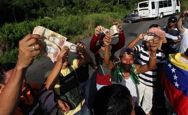 Venezuela Cash Crisis Sparks Looting, Protests