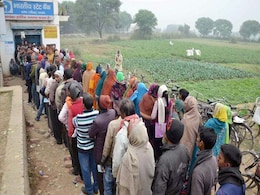 मथुरा : बैंक में उमड़ी भीड़ में दबकर 2 महिलाएं घायल, बैंक मैनेजर की पिटाई मथुरा : बैंक में उमड़ी भीड़ में दबकर 2 महिलाएं घायल, बैंक मैनेजर की पिटाई