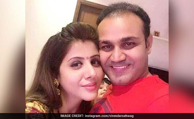 जब वीरेंद्र सहवाग ने पत्नी आरती सहवाग को भी अपने स्टाइल में ही दी जन्मदिन की बधाई