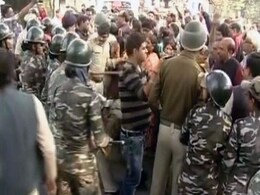 पश्चिम बंगाल के धुलागढ़ में सांप्रदायिक हिंसा, देसी बम फेंके और हुई आगजनी, बड़ी संख्या में पुलिस तैनात पश्चिम बंगाल के धुलागढ़ में सांप्रदायिक हिंसा, देसी बम फेंके और हुई आगजनी, बड़ी संख्या में पुलिस तैनात