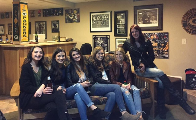 समूचे इंटरनेट जगत को चकरा डाला छह सहेलियों की इस 'मामूली' तस्वीर ने...