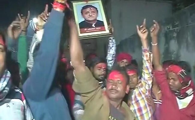 'साइकिल' की लड़ाई में मुलायम की ढिलाई से अखिलेश ने मारी बाजी 'साइकिल' की लड़ाई में मुलायम की ढिलाई से अखिलेश ने मारी बाजी