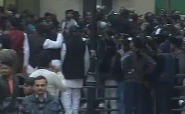 Akhilesh Yadav, Uncle Shivpal Factions Fight Over Samajwadi Party Office