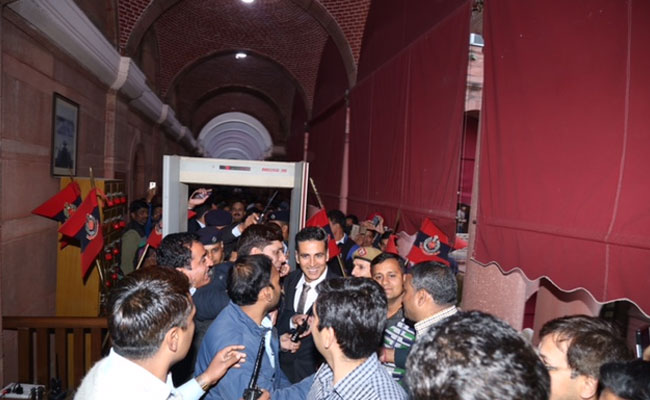 गृह मंत्रालय के दफ्तर पहुंचे अक्षय कुमार, शहीदों के परिवारों की मदद के लिए लॉन्च करने वाले हैं ऐप गृह मंत्रालय के दफ्तर पहुंचे अक्षय कुमार, शहीदों के परिवारों की मदद के लिए लॉन्च करने वाले हैं ऐप