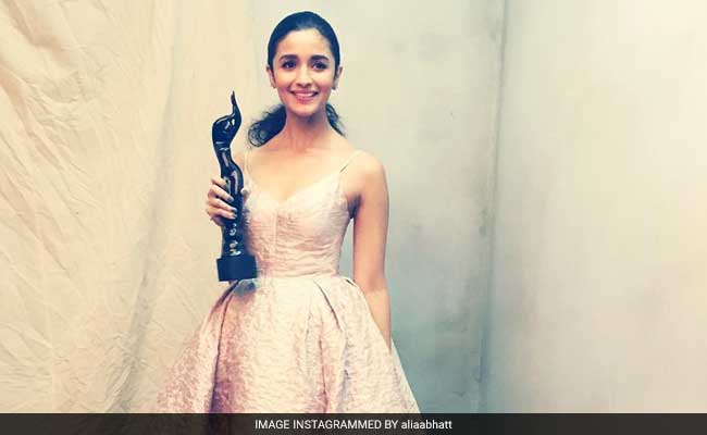 Filmfare Awards 2017: <i>Dangal</i>, Aamir Khan, Alia Bhatt Bag Top Honour This Year