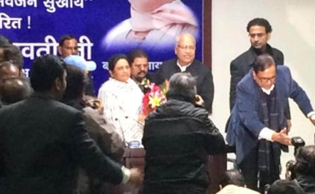 Ahead Of UP Polls, Mulayam Singh's Key Aide Ambika Chaudhary Crosses Over To Mayawati's Party