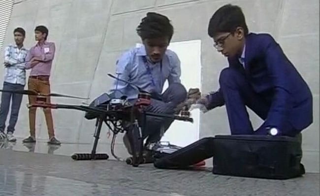 गुजरात : 10वीं के छात्र ने बारूदी सुरंग का पता लगाने वाला ड्रोन बनाया, साइन की 5 करोड़ की डील