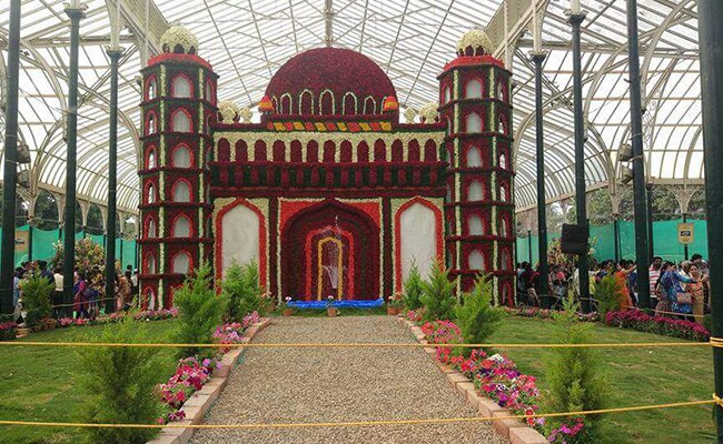 बेंगलुरु: ऐतिहासिक लाल बाग़ में फूलों के मेले का आयोजन, कई जगह सेल्फी लेने की मनाही बेंगलुरु: ऐतिहासिक लाल बाग़ में फूलों के मेले का आयोजन, कई जगह सेल्फी लेने की मनाही