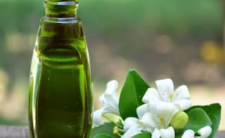 6 Benefits of Bhringraj Oil: An Ancient Ayurvedic Treatment For Your Hair