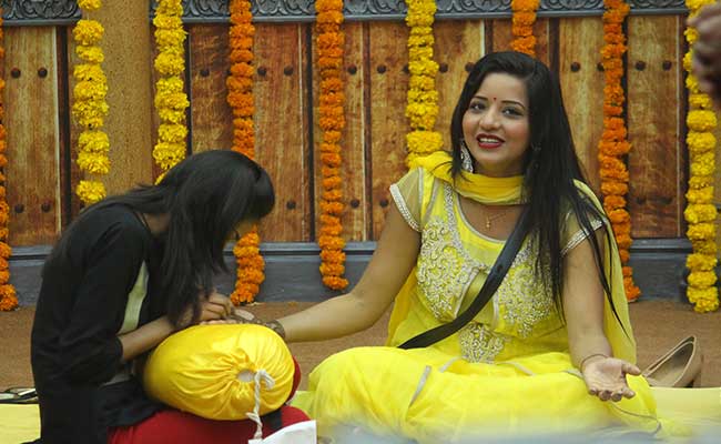 Bigg Boss: मोनालीसा को करण जौहर ने ऑफर की फिल्म, कहा, 'मोना के कर्मा में धर्मा है'