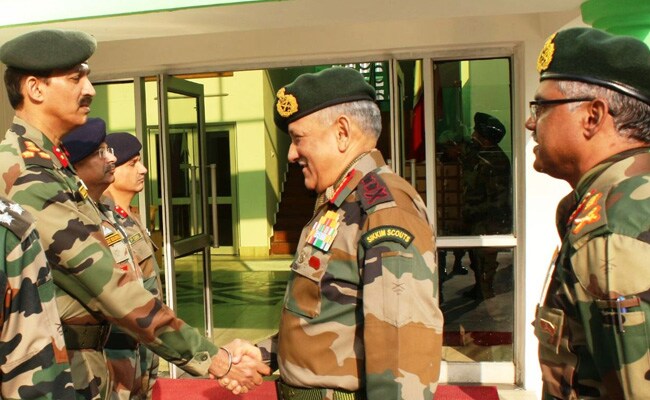 जम्मू कश्मीर में हैं थल सेना प्रमुख विपिन रावत, कहा - सेना का मनोबल बढ़ाने की जरूरत