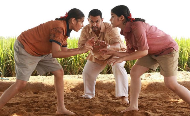'पीके' को पछाड़ सबसे ज्यादा कमाई करने वाली हिंदी फिल्म बनी आमिर खान की 'दंगल'
