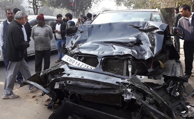 दिल्ली में IIT के पास एक तेज रफ्तार BMW ने मारी वैगन आर को टक्कर, एक की मौत